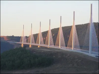 Dans quel département se trouve le viaduc de Millau ?