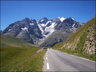 A quelle altitude se situe le col du Lautaret ?