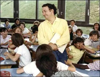 Coluche y d�couvre le m�tier d'instituteur ...
