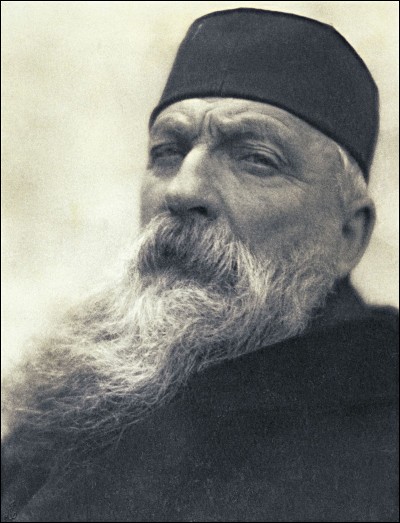 J'ai été fabriqué(e) par Auguste Rodin. Je me trouve au Luxembourg. Que suis-je ?