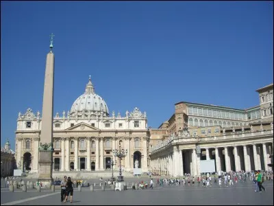 Je suis une basilique et je me situe en Espagne. J'attire plusieurs millions de touristes par an. Que suis-je ?