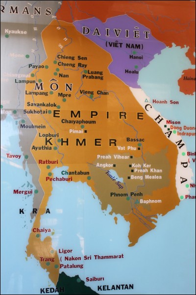 J'étais la capitale de l'Empire khmer. Je me situe au Cambodge. Je suis désormais composée de ruines mais auparavant, mes temples étaient majestueux. Que suis-je ?