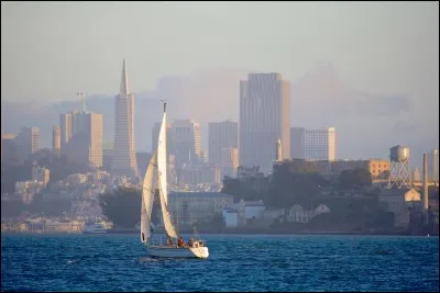 Je me situe à San Francisco. Je mesure 2 737 mètres de long. Que suis-je ?