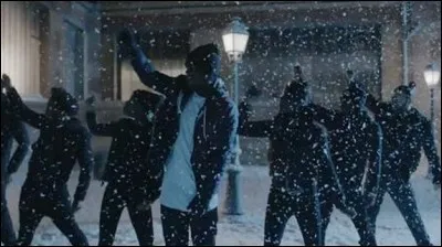 Combien de fois est répétée la phrase "On s'fait du mal" lors du refrain ?