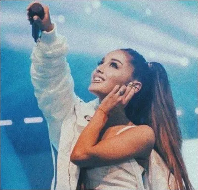 Quelle chanteuse a dit à Ariana que c'était la meilleure chanteuse en ce moment ?