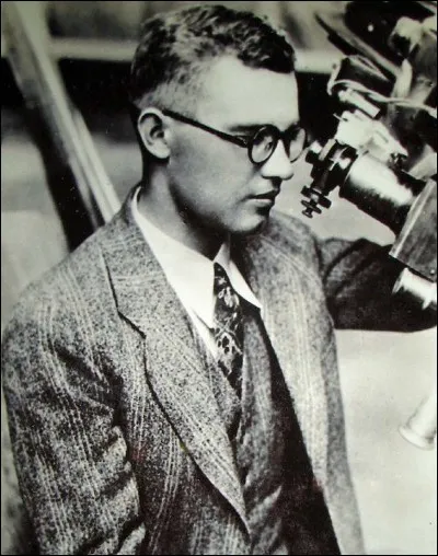 De quelle nationalité est Clyde William Tombaugh, le découvreur de Pluton ?