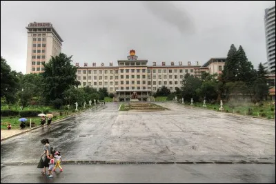 Qu'a fait Kim II-Sung en 1974 ?