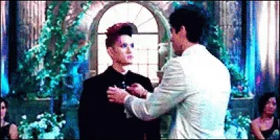 Dans quel épisode Magnus et Alec se sont-ils embrassés pour la première fois ?