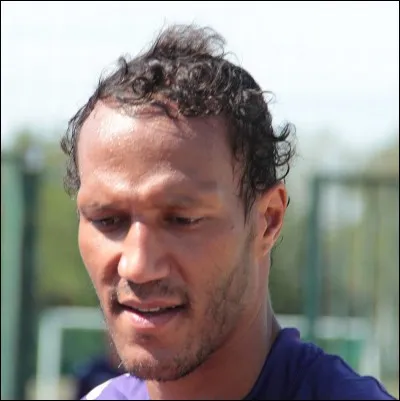 Défenseur latéral ou central, il passa 13 ans en Italie. D'abord à Cagliari, il est recruté par la Roma avant de rejoindre la Juventus où il restera 6 ans. Une carrière bien remplie, qui ne lui donnera qu'une seule sélection en 2005. En fin de carrière à Toulouse, on se souvient de son altercation avec Ibrahimovic. C'est :