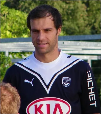 Ce joueur détient le record de la plus courte sélection de l'Histoire. En effet, en 2005, il est entré en jeu pour 5 secondes et n'est jamais revenu. Voici :