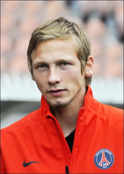 J'ai eu mon unique sélection en 2012, quand j'évoluais au Paris SG en milieu de terrain. Depuis, j'ai bougé entre Toulouse, Bordeaux, Rennes puis Lens. Je suis :