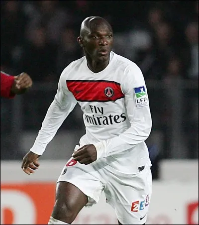 J'ai eu ma sélection en 2001, pendant la Coupe des confédérations. J'ai évolué comme défenseur central de longues années au PSG, jusqu'en 2015. Je suis :