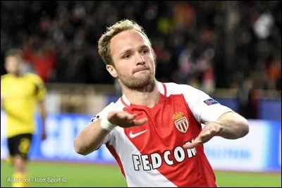 Si vous me reconnaissez sur la photo, vous n'aurez pas de mal à trouver le nom de mon père qui a eu une sélection en 1987, c'est :