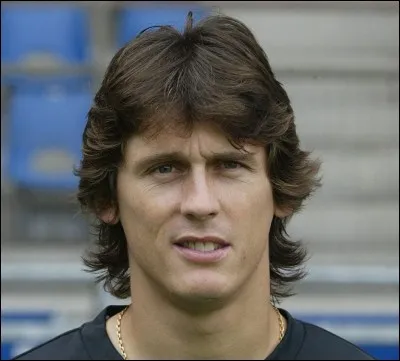 J'ai été selectionné en 2000 contre le Cameroun. Dans les années 90, alors que je ne suis que gardien remplaçant au PSG, je pars au Celta Vigo. Je suis recruté par le Barça en 2000, où je disputerai notamment 5 matchs de Ligue des champions. Je suis :