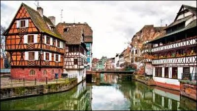 Puis le 10 ao&ucirc;t je suis parti en Alsace et j'ai visit&eacute; Strasbourg. De quelle r&eacute;gion Strasbourg est-il le chef-lieu ?