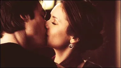 Dans la saison 6 Elena avoue s'être rendu compte quelle était amoureuse de Damon dans la saison... quel épisode... quel évènement ?