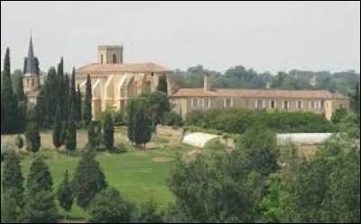 Nous partons en Occitanie visiter l'abbaye de Boulaur. Pour ce faire, nous devons prendre la direction du département ...
