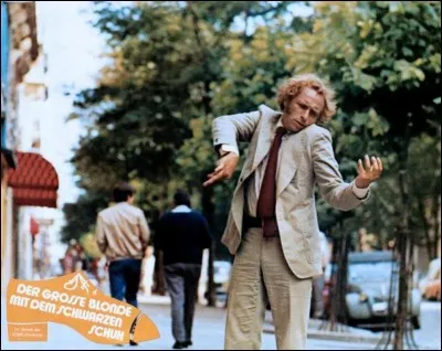 Un jeune violoniste, François Perrin, arrive à Orly, c'est là que les ennuis commencent !