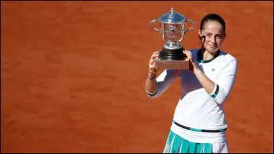 Qui a fait l'énorme surprise en remportant Roland Garros en 2017 ?