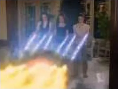 Dans le dernier épisode de la série, qui est la seule sur à avoir survécu à l'explosion du manoir ?