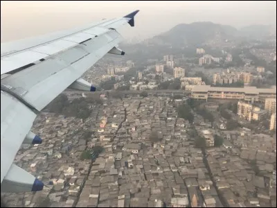 Dans quelle ville se trouve Dharavi le plus grand bidonville de l'Asie qui compte 1 millions d'habitants ?