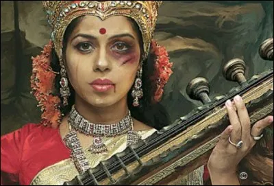 En Inde combien de femmes meurent annuellement suite à des violences conjugales ?