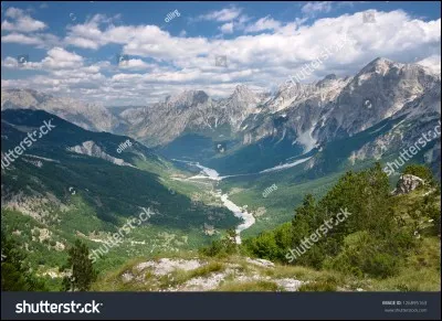 Dans quelle partie du pays se trouve la vall&eacute;e de Valbona ?