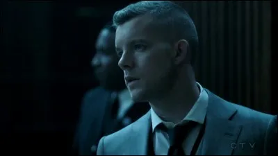 Pour qui Harry travaille-t-il ?