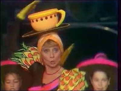 À quelle chanteuse doit-on une chanson contenant les paroles suivantes dans le refrain : "Cho Ka Ka O/ Cho chocolat/ Si tu me donnes des noix de coco/ Moi je te donne mes ananas" ?