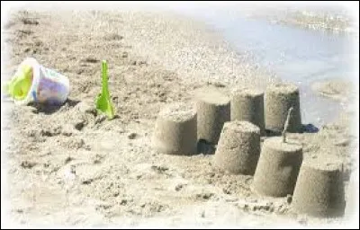 Hugo, notre petit dernier, lui, me demande s'il peut aller jouer dans le sable pour y faire des ...