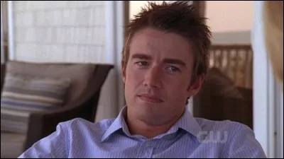 De quelle couleur est le vieux fauteuil que Clay adore ?