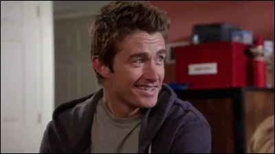 De quelle main a-t-il du mal à se servir après l'attaque de Kathy ?