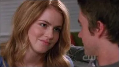 Comment s'appelle la femme décédée de Clay ?