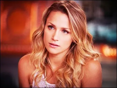 Dans quel pays part Quinn pour faire son travail et ne plus penser à Katie ?