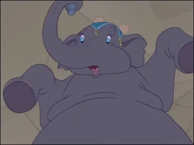 Lors du numéro de la pyramide d'éléphantes, sur qui Fidgity pose-t-elle ses grosses pattes ?