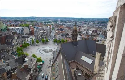 Charleroi est la capitale du pays 
Indice : Le pied de 1962.