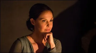 La mère de Béatrice sait se servir d'une arme. Pour quelle raison ?