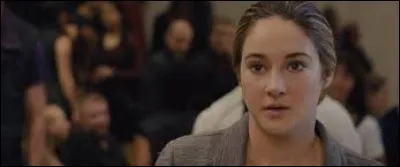 Que doit faire Béatrice pour entrer dans les lieux d'habitations de sa nouvelle faction ?