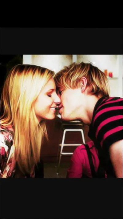 Pourquoi sort-elle avec Artie ? (S1)