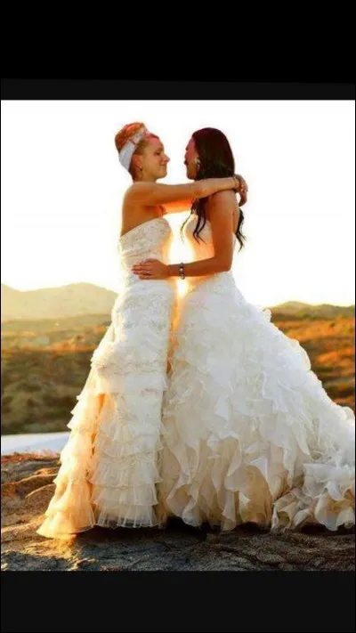 Qu'a-t-elle emprunté à Tina pour ne pas avoir les 9 000 ans de malheur qu'elle croyait réels lors de son mariage ?