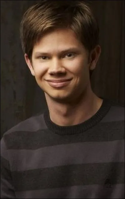 Avec qui Micro sort-il dans la saison 2 de la série ?