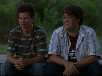 Comment se nomme l'ami de Micro au début de la saison 1 ?