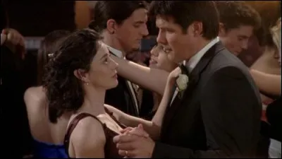 Quel était le thème du bal de promo de Dan et Karen ?