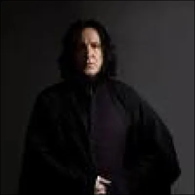 À quel poste Severus Rogue postule-t-il depuis des années et ne l'obtient jamais ?