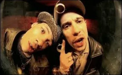 ♫ "Laisse pas traîner ton fils, si tu ne veux pas qu'il glisse" ♫
Quel groupe de rap chantait ce morceau en 1998 ?