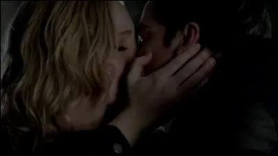 Avec qui sort-elle à partir de la saison 3 ?