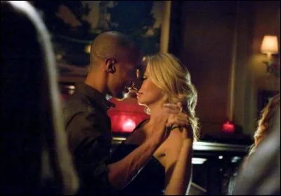 Quel étudiant de l'université embrasse-t-elle ?