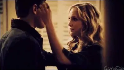 Avec qui sort-elle dans les saisons 1 et 2 ?