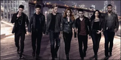 Luke, Magnus et Simon sont des créatures obscures.