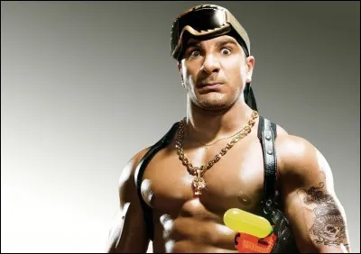 En quoi Fatal Bazooka s'est-il déguisé dans le clip 'Parle à ma main' ?